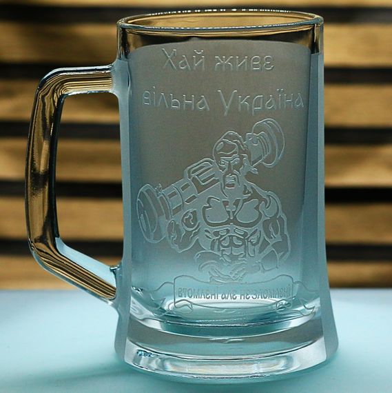 Подарочный бокал для пива с ручкой 670 мл  с гравировкой козака надписи Вільна Україна