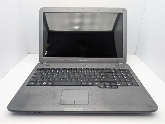 Ноутбук Samsung R530 / 15.6" (1366x768) TN / Intel Pentium T4500 (2 ядра по 2.3 GHz) / 4 GB DDR3 / 320 GB HDD / Intel HD Graphics / WebCam / DVD-ROM б/у | Зображення 2
