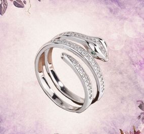 Каблучка жіноча срібляста інкрустована стразами Каблучка у вигляді змії Смерть і Відродження р. регульований