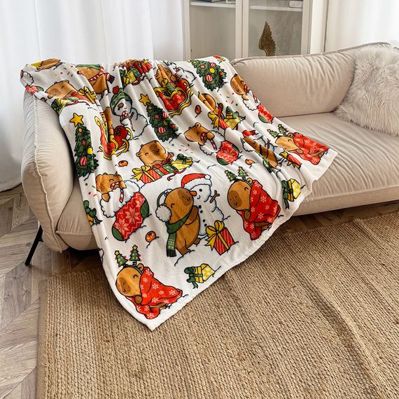 Флисовый плед новогодний с капибарами и снеговиками 150x200 см, мягкий и теплый для зимних вечеров.