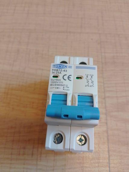 Автоматичний вимикач Tomzn DC c25а 1000v для сонячних панелей