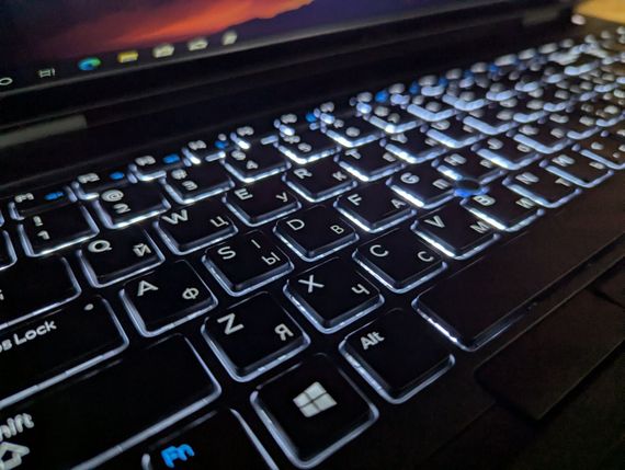 Ноутбук Dell Latitude 5580 / 15.6" (1920x1080) IPS / Intel Core i5-6300U (2 (4) ядра по 2.4 - 3.0 GHz) / 8 GB DDR4 / 256 GB SSD / Intel HD Graphics 520 / WebCam / HDMI / Windows 10 б/в + Подарунок Бездротова миша / USB | Зображення 5