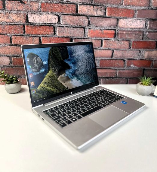 Ультрабук Б-клас HP ProBook 440 G10 / 14" (1920x1080) IPS / Intel Core i3-1315U (6 (8) ядер по 1.2 - 4.5 GHz) / 8 GB DDR4 / 256 GB SSD / Intel UHD Graphics / WebCam б/в + Подарунок Бездротова USB-миша | Зображення 1