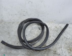 Ущільнювач кузова передній лівий Volkswagen T4 1990-2003 Ущільнювач лівих дверей Фольксваген 7D0837911