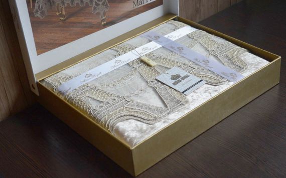 Велюрова скатертина з мереживом Maison 160×220 см Mai Paris Бежевий | Зображення 2