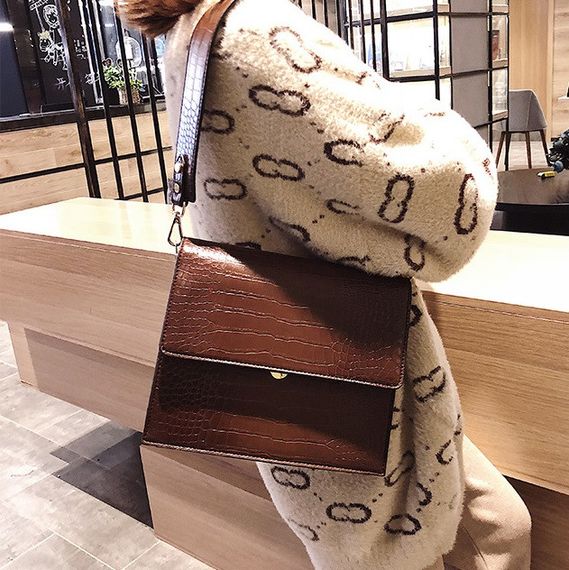 Сумка жіноча через плече крос-боді лакова під рептилію Коричнева 650К | Зображення 2