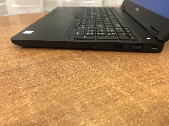 Ноутбук Dell Latitude 5590 / 15.6" (1920x1080) IPS Touch / Intel Core i7-8650U (4 (8) ядра по 1.9 - 4.2 GHz) / 16 GB DDR4 / 256 GB SSD / Intel UHD Graphics 620 / WebCam б/у | Зображення 5