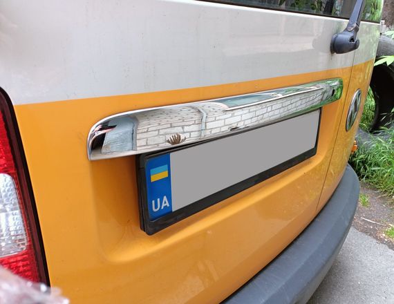 Накладка над номером (2 дверні, нерж) Без надпису, Carmos - Турецька сталь для Volkswagen Caddy 2004-2010 рр | Зображення 1