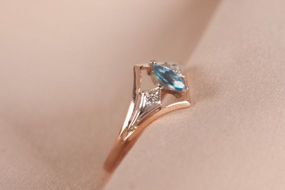 Кольцо из красного и белого золота с топазом 21.5 | Зображення 5