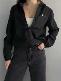 Женская короткая легкая ветровка из плащевки на молнии с капюшоном цвет черный, размер 42/46 TS110