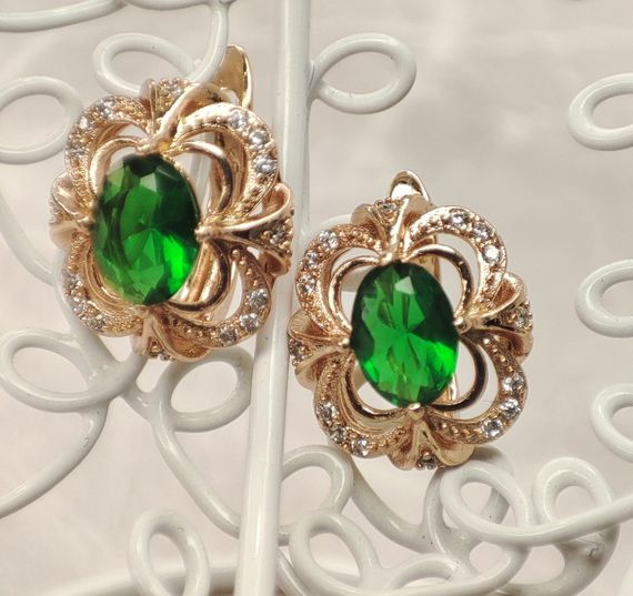 Сережки медицинское золото, розмір 13/10 мм, вага 3.3гр, фіаніт зелений | Зображення 1