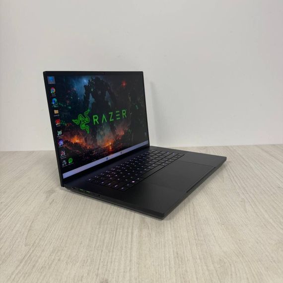Ігровий ноутбук Б-клас Razer Blade 16 RZ09-0483 / 16" (2560x1600) MiniLED / Intel Core i9-13950HX (24 (32) ядра по 2.2 - 5.5 GHz) / 32 GB DDR5 / 1000 GB SSD NVMe / nVidia GeForce RTX 4090, 16 GB GDDR6, 256-bit / WebCam б/в | Зображення 4