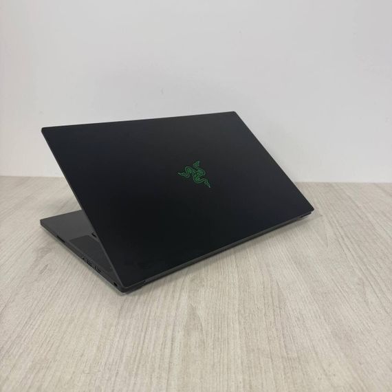 Ігровий ноутбук Razer Blade 15 RZ09-0409 / 15,6" (1920x1080) IPS / Intel Core i7-11800H (8 (16) ядер по 2,3 - 4,6 ГГц) / 16 ГБ DDR4 / 512 ГБ SSD NVMe / nVidia GeForce RTX 3080, 8 ГБ GDDR6, 256-біт / Веб-камера б/в | Зображення 6