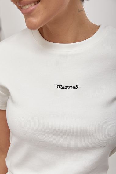 Трикотажна жіноча футболка з вишитим написом - молочний цвет, ONE SIZE (є розміри) | Зображення 3