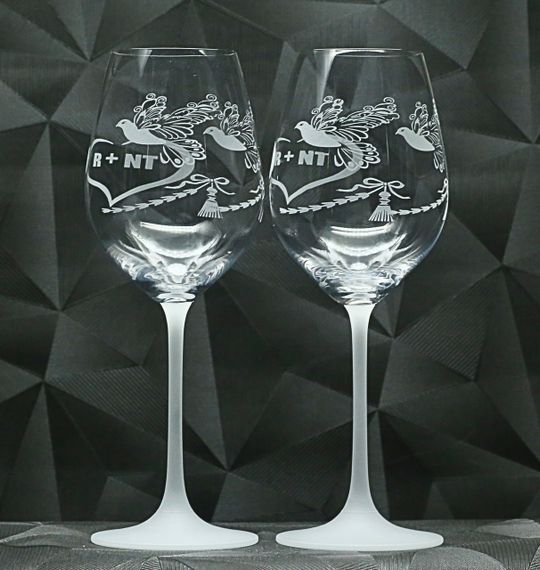 Подарочные бокалы для вина  480 мл с гравировкой надписи ТИ+Я голуби  любимой девушке жене матовая | Зображення 2