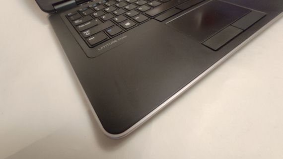 Ноутбук Dell Latitude E7440 / 14" (1366x768) TN / Intel Core i5-4310U (2 (4) ядра по 2.0 - 3.0 GHz) / 8 GB DDR3 / 256 GB SSD / Intel HD Graphics 4400 / WebCam / DVD-ROM б/в | Зображення 2