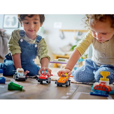 Конструктор LEGO DUPLO Town Автомобілі для перегонів і пілоти команд Формули-1 (10445) | Зображення 2
