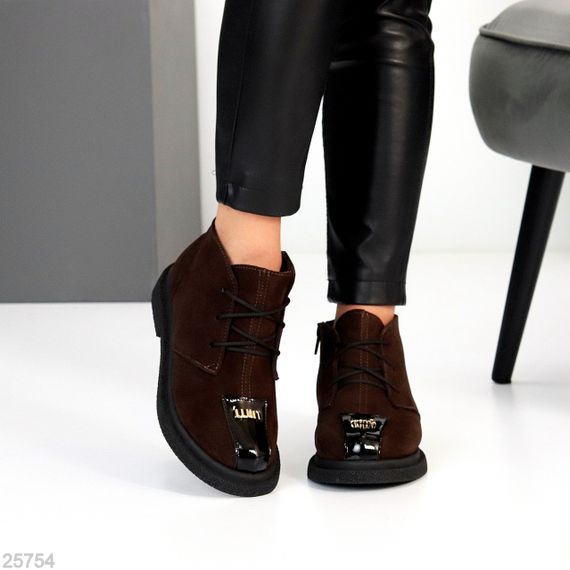 Дизайнерские шоколадные замшевые зимние ботинки с глянцевой вставкой | Зображення 5