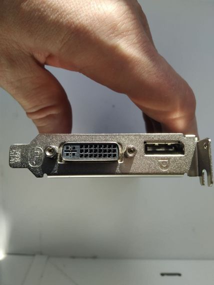 Дискретна відеокарта AMD Radeon R7 350X, 4 GB GDDR3, 128-bit / 1x DVI, 1x DisplayPort / Для корпусів форм-фактора Tower б/в | Зображення 1