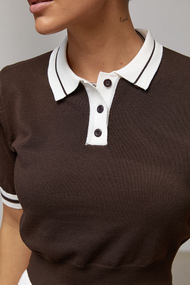 В'язане коротке поло з контрастним комірцем - коричневий цвет, ONE SIZE (є розміри) | Зображення 3