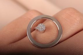 Кольцо из белого золота с фианитами