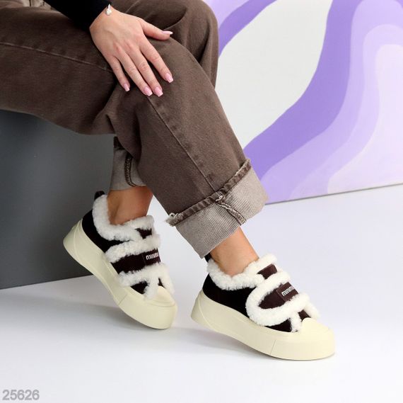 Шоколадные спортивные замшевые зимние автоледи на бежевой подошве | Зображення 1