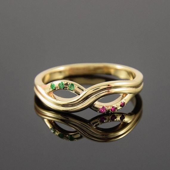 Кольцо из желтого золота с изумрудами и рубинами 17.5