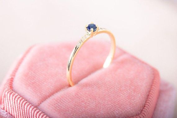 Кольцо из желтого золота с сапфирами и бриллиантами 20