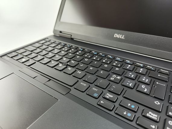Мобильная рабочая станция Dell Precision 7530 / 15.6" (1920x1080) IPS / Intel Core i5-8400H (4 (8) ядер по 2.5 - 4.2 GHz) / 16 GB DDR4 / 240 GB SSD / nVidia Quadro P3200, 6 GB GDDR5, 192-bit б/у | Зображення 2