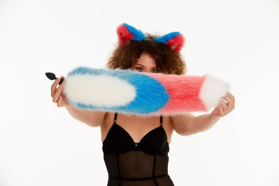 Анальний хутряний хвіст без пробки, Триколірний: Білий, яскраво-блакитний, яскраво-рожевий з білим кінчиком, OKOVA 60 см. sexstyle | Зображення 2