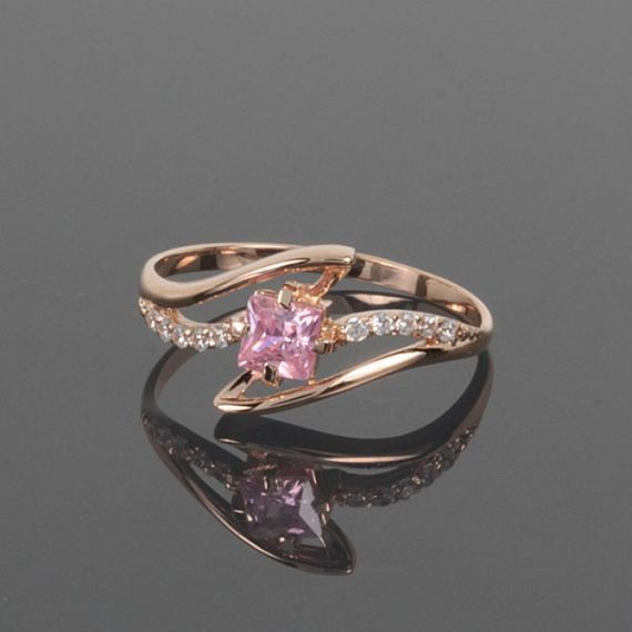 Кольцо из красного золота с нежно розовым квадратным камнем 15.5
