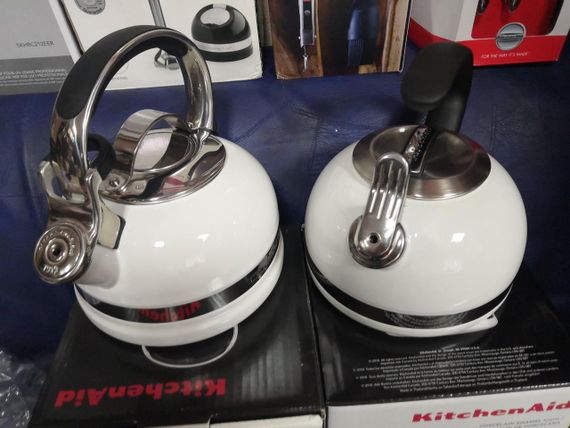 Чайник KitchenAid KTEN20CWH 2.0-Quart Kettle with C Handle and Trim Band - White | Зображення 4