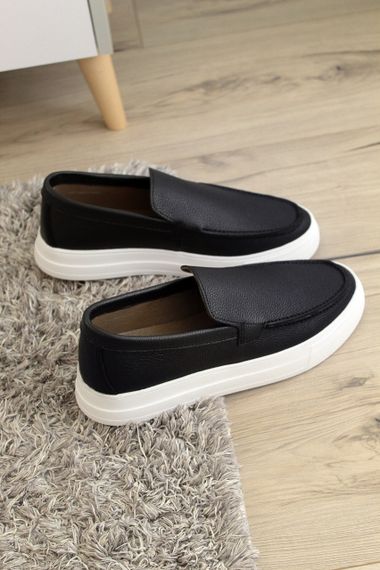 Шкіряні лофери на білій підошві 43 розмір