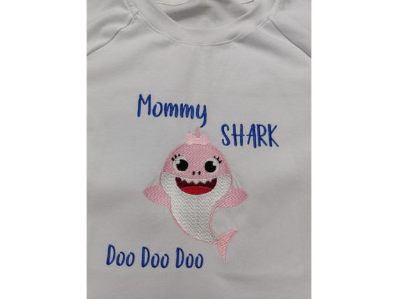 Футболка жіноча трикотажна білий із вишивкою мама акула BABY SHARK 44 | Зображення 1