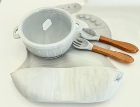 Набір дитячого посуду від 4х  місяців до 5 років з кришкою світло-сірий
