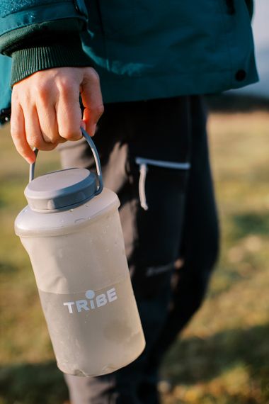 Пляшка м'яка Tribe Soft Bottle 1 л Grey, складана питна фляга-гідратор туризм, зручна пляшка тріб спорт риболовля | Зображення 1