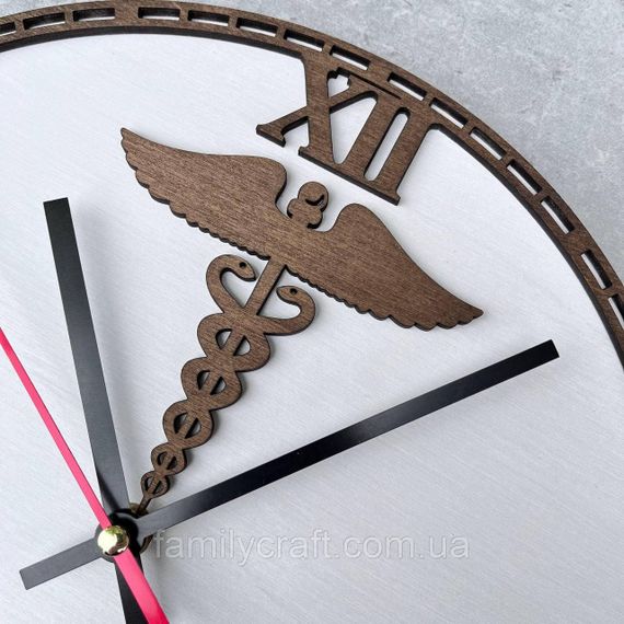 Іменний настінний годинник для лікаря з дерева Подарунок медику або медсестрі | Зображення 4