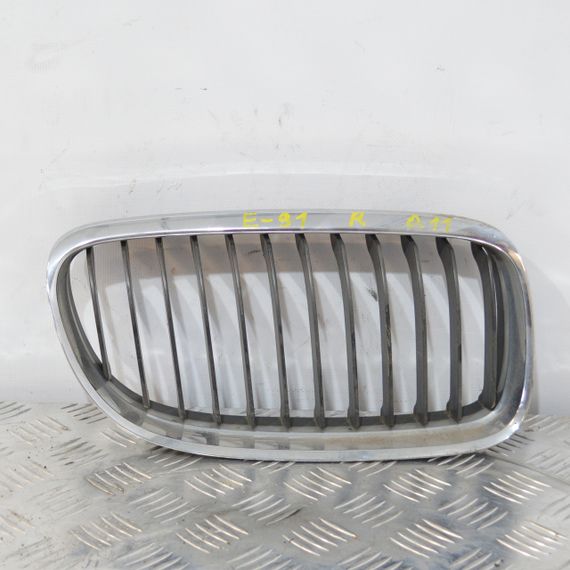 Решітка радіатора права BMW E91 2008-2012 рестайлінг Решітка переднього бампера БМВ е91 7201968 51137201968