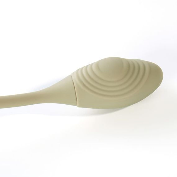 Вакуумный стимулятор клитора с вибрирующим хвостиком для точки G Sweet Em Velvet Lure, зеленый sexstyle | Зображення 4