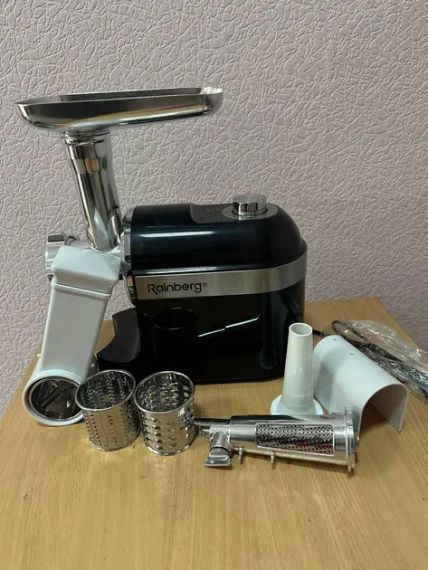 черная Мясорубка Rainberg RB-2270 3800Вт с реверсом и насадками для шинковки и колбас