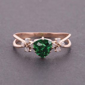 Кольцо из красного золота с зеленым фианитом 15.5