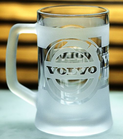 Пивная кружка Volvo 670 мл с гравировкой Подарок автолюбителю Бокал с логотипом авто Вольво и легендарный слоган