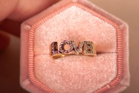 Кольцо LOVE из желтого золота с фианитами 21