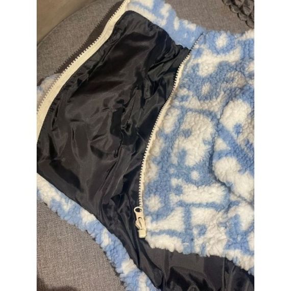 Брендовая шуба для собак DIOR Барашек без капюшона, шелковый подклад, голубая | Зображення 1