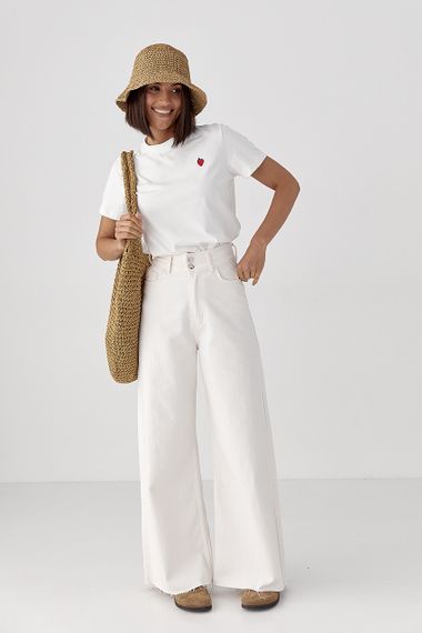 Трикотажна футболка з вишитою полуницею - молочний цвет, M (є розміри) | Зображення 2