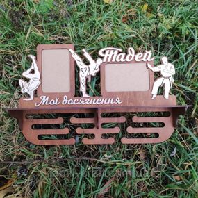 Медальниця з фоторамкою і полицею для кубків Дерев'яний тримач для медалей Органайзер для нагород карате