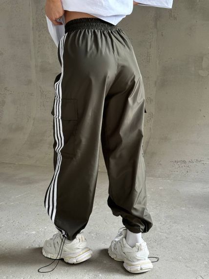 Женские брюки из плащевки карго с лампасами и накладными карманами SSH133 цвет хаки, onesize 42/46 | Зображення 1