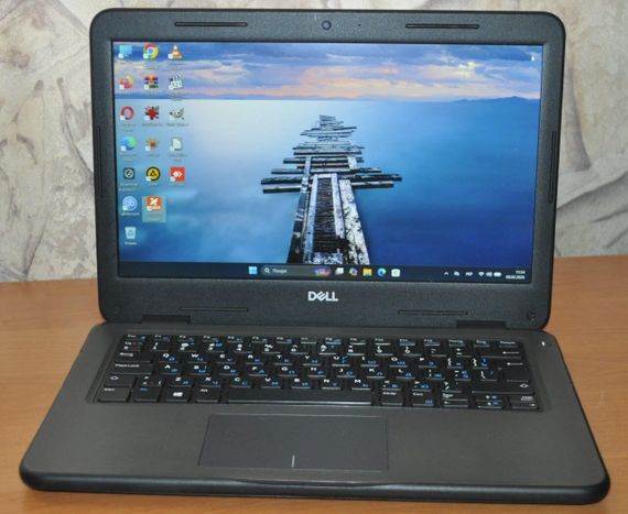Ноутбук Б-класс Dell Latitude 3310 / 13.3" (1920x1080) TN / Intel Core i3-8145U (2 (4) ядра по 2.1 - 3.9 GHz) / 8 GB DDR4 / 240 GB SSD M.2 / Intel UHD Graphics / WebCam / Windows 11 Pro Education б/у | Зображення 1