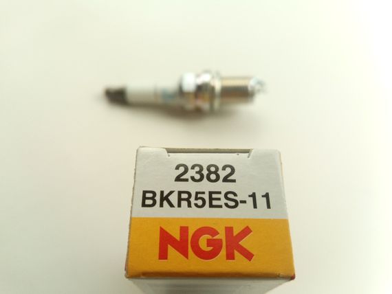 Свічка запалювання NGK BKR5ES-11/2382 Amulet (9004851157) | Зображення 2