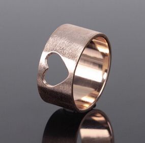 Широкое кольцо из красного золота с сердечком 20.5